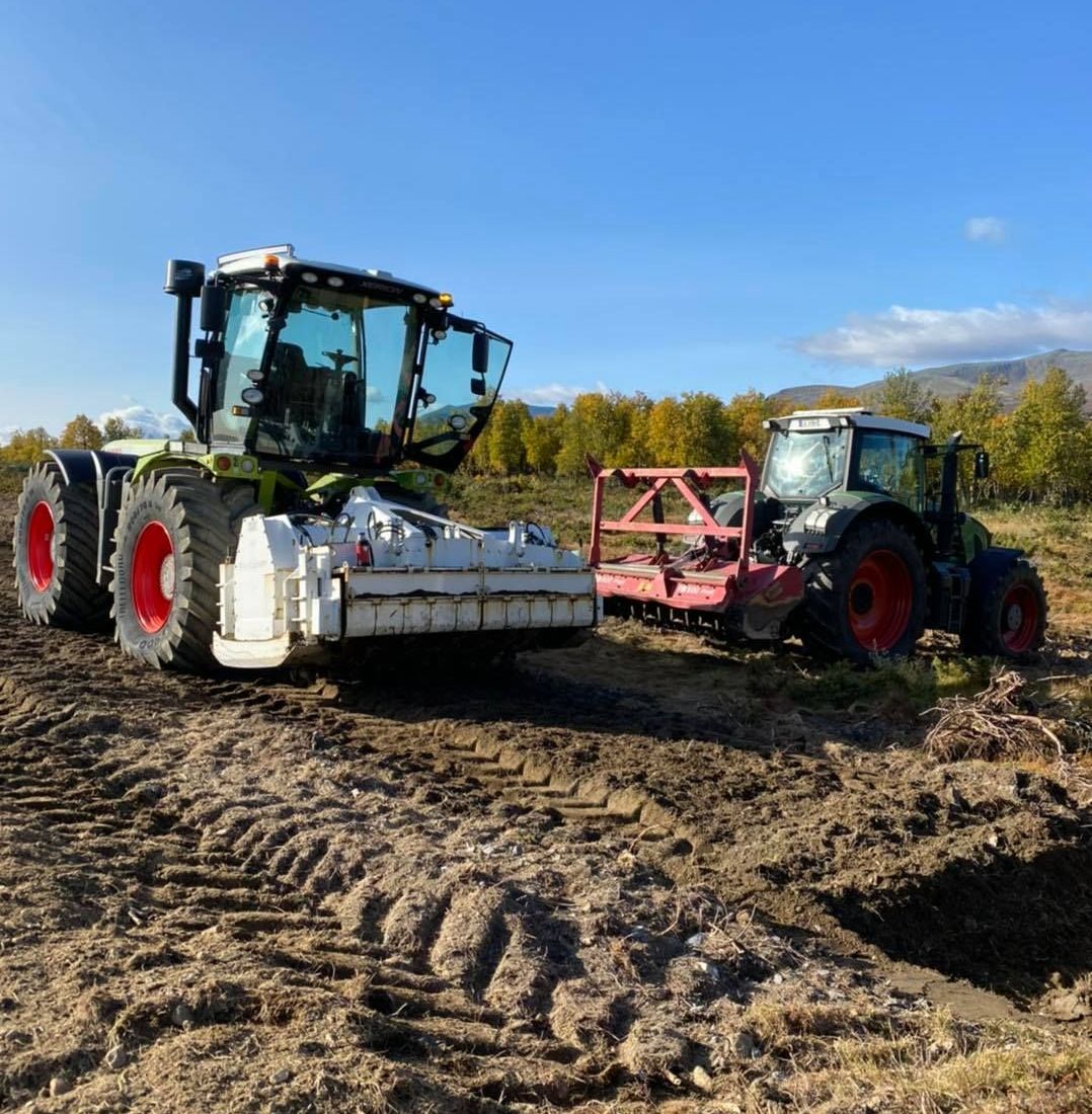 To trektorer på et jorde