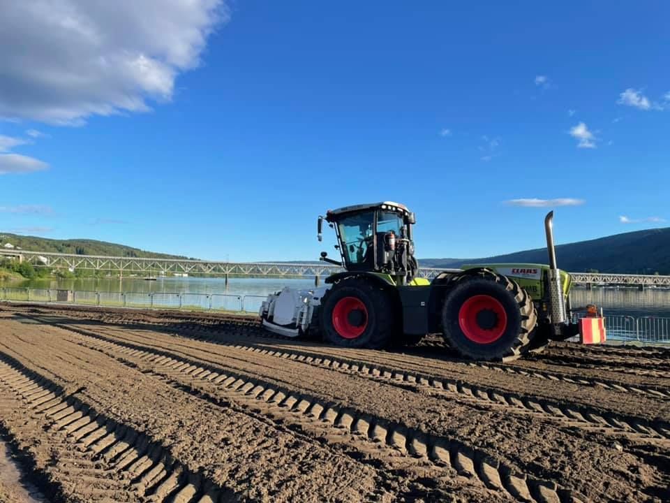 Traktor på dagtid ved sjø