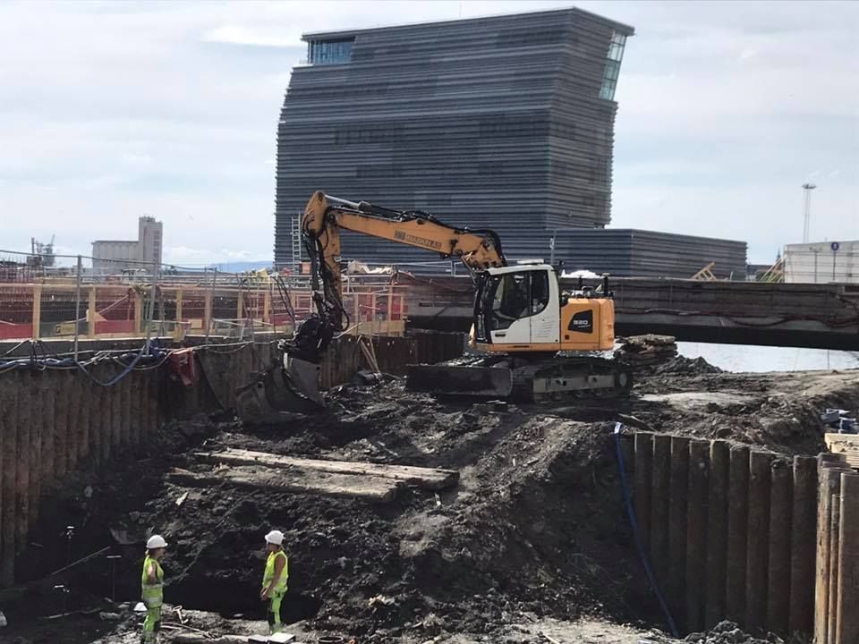 Gravemaskin på byggeområde